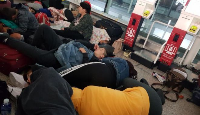 Zeci de români, majoritatea copii, blocați de aproape o zi pe aeroportul Stansted. Prima reacție a Ryanair - c2g9mde0zwy5otfhzjjkmte4zjy1ywm3-1532780538.jpg