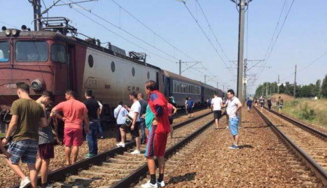 Mai multe trenuri au rămas blocate în câmp, în plină caniculă