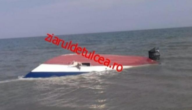 Descoperire incredibilă pe plajă! Aproape o tonă de cocaină găsită într-o șalupă naufragiată - c2g9ztm3otzjogy5ndjkzdq1nta0zdgy-1553360781.jpg