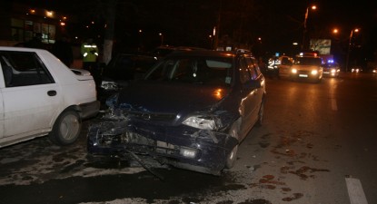 Un șofer băut a lovit mai multe mașini, aseară, pe bulevardul 1 Mai - c317ae1d81c189b2c1ff02334dadecd5.jpg