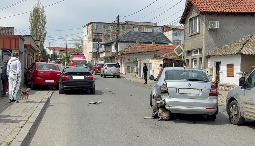 Accident cu trei mașini, în Medgidia. O femeie rănită a fost transportată la spital