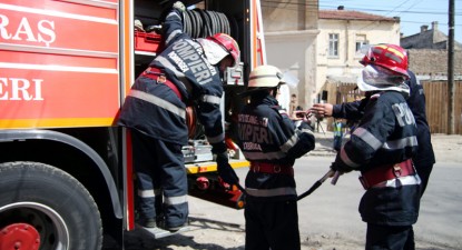 Două ore de luptă cu focul pentru stingerea unui incendiu la Plopeni - c41eb24b84c686946fa1942b475489a7.jpg