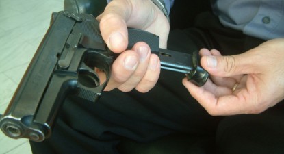 Cercetat în libertate, deși a fost prins în timp ce vindea un pistol unui polițist sub acoperire - c5895d728dd6528f739d5c6d8019ee97.jpg