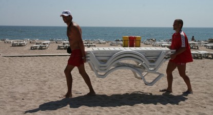 Turiștii, puși pe fugă cu cearșaful la spinare de administratorii plajelor - c5a8649bf0586fddae6b52a6dba31626.jpg
