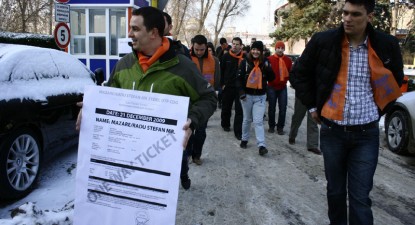 Tinerii pedeliști i-au dus lui Mazăre un bilet de avion, doar 