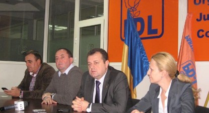 Banias și Stavrositu s-au așezat din nou, în public, la aceeași masă - c95bb733ce9e0355e1e2a51c5bbe62ee.jpg
