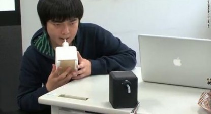 Japonezii au inventat mașina de sărutat prin internet - c9e34a6b7ba54e916de04858307f16c4.jpg
