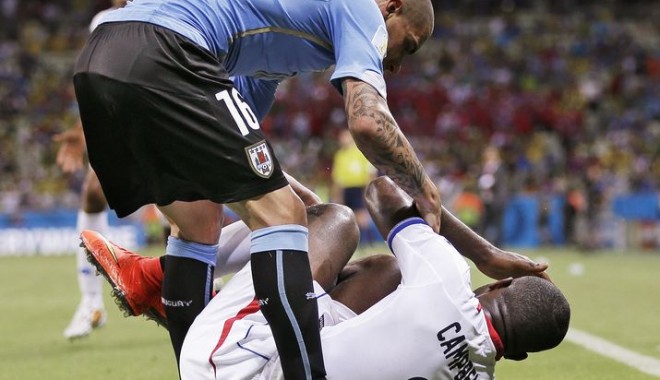 VIDEO. PRIMUL FOTBALIST eliminat de la CAMPIONATUL MONDIAL DE FOTBAL - c9f8d9252d674e50b74b04ffcc8599f7-1402818168.jpg