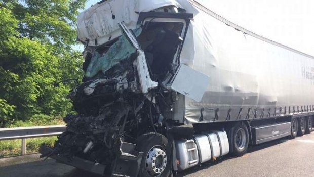 Un nou accident cu români, pe șoselele Europei. Un șofer de camion a murit, colegul său este grav rănit - cabina05946500-1529064401.jpg