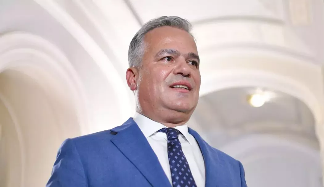 Foto - Premierul desemnat Adrian Veștea a depus la Parlament lista Cabinetului și programul de guvernare
