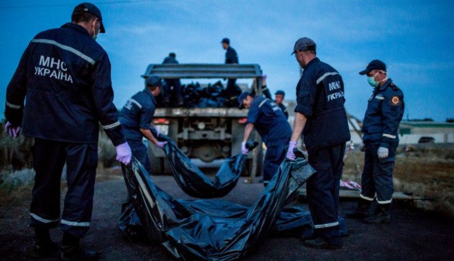 Imaginile groazei. 247 de cadavre au fost transportate în estul Ucrainei. Acestea vor fi examinate de anchetatori olandezi - cadavreavion-1405949012.jpg