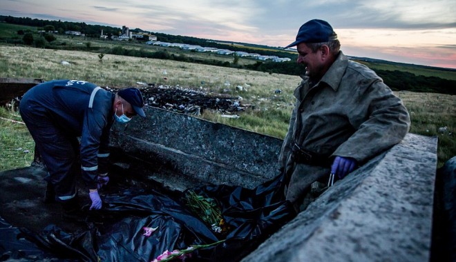 Imaginile groazei. 247 de cadavre au fost transportate în estul Ucrainei. Acestea vor fi examinate de anchetatori olandezi - cadavreavion2-1405949026.jpg