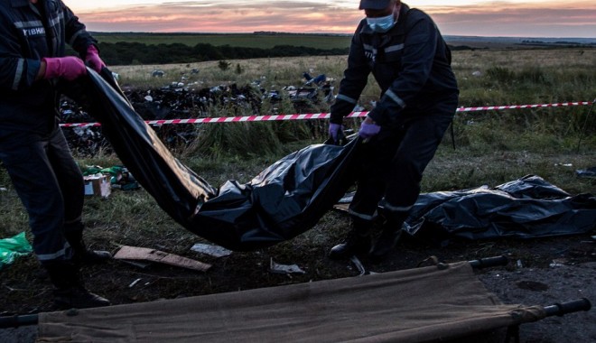 Imaginile groazei. 247 de cadavre au fost transportate în estul Ucrainei. Acestea vor fi examinate de anchetatori olandezi - cadavreavion3-1405949040.jpg