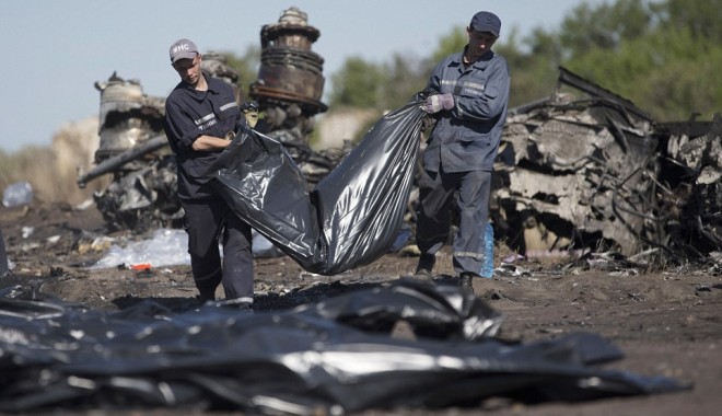 Imaginile groazei. 247 de cadavre au fost transportate în estul Ucrainei. Acestea vor fi examinate de anchetatori olandezi - cadavreavion4-1405949048.jpg