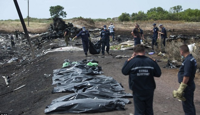 Imaginile groazei. 247 de cadavre au fost transportate în estul Ucrainei. Acestea vor fi examinate de anchetatori olandezi - cadavreavion5-1405949058.jpg