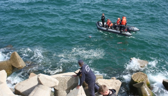 UPDATE. TRAGEDIE în zona Pescărie. Bărbat mort, găsit între stabilopozi - cadavru21335361631-1375340400.jpg
