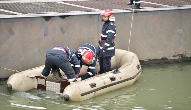 DESCOPERIRE MACABRĂ - Femeie găsită moartă, în lacul Tașaul - cadavruagigea11366647449-1421317750.jpg