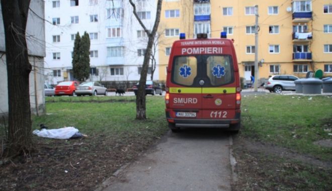 ACCIDENT SAU TENTATIVĂ DE SUICID? O fată a scăpat cu viață după ce a căzut de la etajul al nouălea! - cadavrufemeiecazutadelaetajbistr-1550143577.jpg