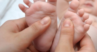 Masarea tălpii poate calma durerile de burtică ale bebelușului - cade2aee3b1062fe9c6314856ba263e7.jpg
