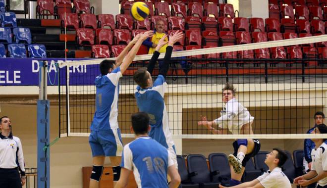 Cadeții de la CVM Tomis, calificați la turneul final - cadetiivolei-1430157620.jpg