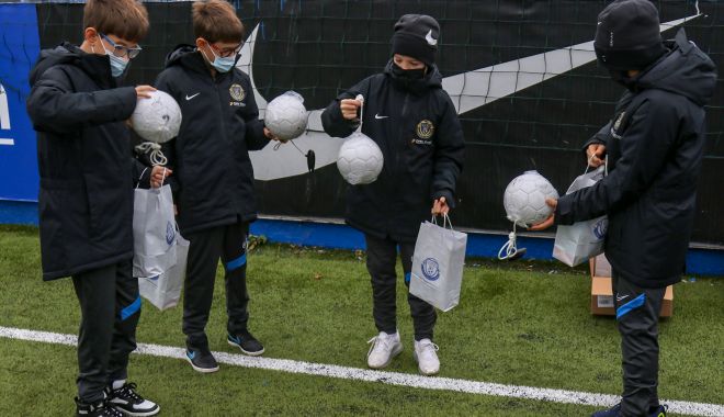Cadouri de Moş Nicolae. Juniorii Academiei Hagi au intrat în vacanţă - cadouri-1607265040.jpg