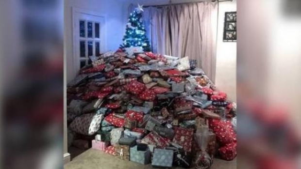 IMAGINEA ZILEI. Cine este mama care a pus atâtea cadouri pentru fiul ei de Sărbătorile de iarnă - cadouricraciun58856400-1545738594.jpg