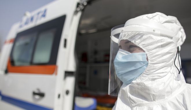 Mai multe cadre medicale îmbrăcate în combinezoane protestează în fața Guvernului - cadre-1595406138.jpg