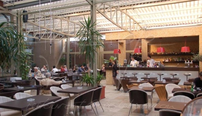 Patronul restaurantul Cafe Cafe a fost reținut, astăzi, pentru ultraj - cafecafe-1348670755.jpg