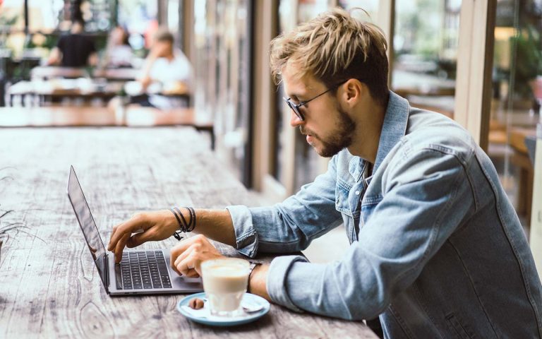 Cafenelele din România au impus reguli stricte în weekend. Clienţii sunt nemulțumiți
