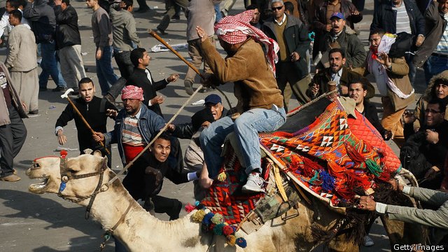 Trei morți și 750 de răniți în urma protestelor violente la Cairo - cairo-1321797306.jpg