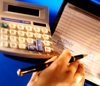Guvernul taie din bugetele Președinției, Educației, Culturii și dă bani pentru serviciile de informații - calculator-1411830325.jpg