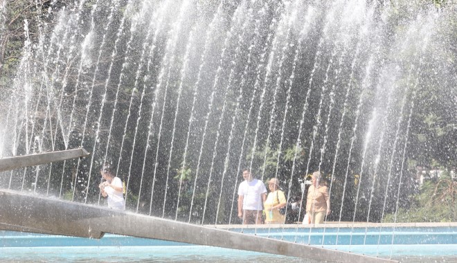 Maxime de 35 de grade Celsius și câteva înnorări, astăzi, pe litoral - calduramarecaniculaparcagara34-1341904803.jpg
