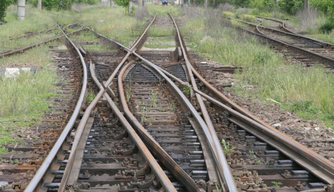 La un pas de tragedie! Un TREN cu peste 700 de pasageri a DERAIAT! - caleferata-1378477041.jpg