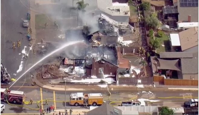 Cel puțin două persoane au murit după ce un avion de mici dimensiuni s-a prăbușit peste case în California - california-1634061496.jpg