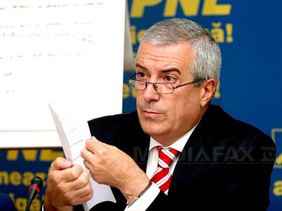 Sunt singurul candidat care îl poate învinge pe Victor Ponta - calinpopescutariceanugabrielpetr-1412427709.jpg