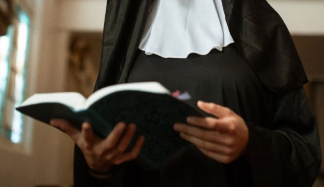 Tânără din Prahova înșelată cu peste 350.000 de lei de o falsă călugăriță care i-a promis rugăciuni şi dezlegări - calugarita-1637079452.jpg