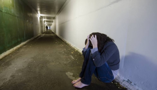 Calvarul tinerelor AMENINȚATE, BĂTUTE ȘI EXPLOATATE SEXUAL a luat sfârșit. Grup infracțional, nimicit de polițiști - calvarintruncentrudeplasamentfet-1499751757.jpg