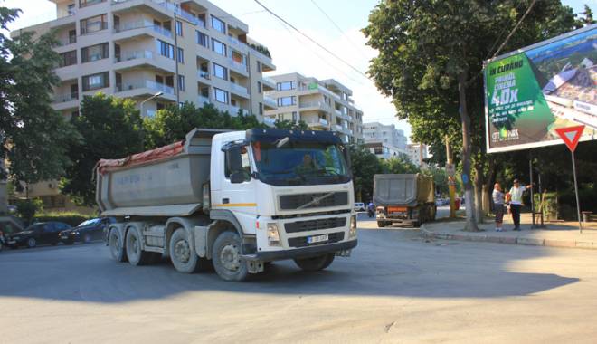 Cum poluează șantierele de construcții aerul din Constanța - camioanesantiercitypark7-1436980824.jpg