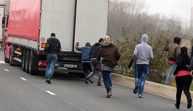 Șofer român, condamnat la doi ani de închisoare după ce a transportat 26 de imigranți - camion-1446825301.jpg