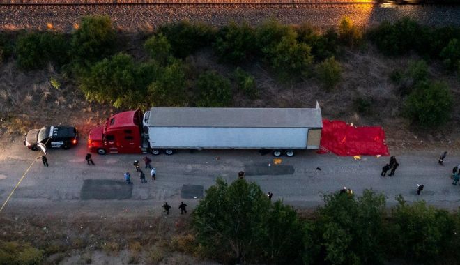 CE TRAGEDIE! Corpurile fără viaţă a cel puţin 46 de migranţi, descoperite într-un camion - camion-1656397004.jpg
