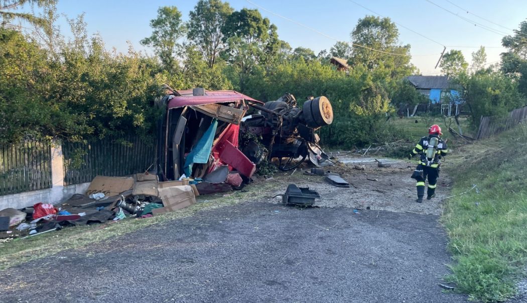 Un camion plin cu făină s-a răstunat în curtea unei case. O victimă!