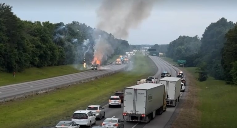 Foto - Trafic blocat după ce un camion cu artificii a ars ca o torță și a provocat explozii în lanț