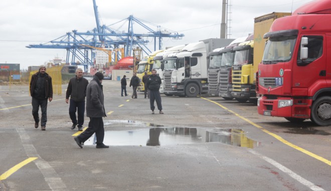 Scandal turco - român în terminalul Ro-Ro, din portul Constanța Sud - camionagiiturci5-1322168668.jpg