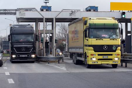 Trei răniți într-un accident provocat în Bulgaria de un camion românesc - camionautostrada-1312533353.jpg