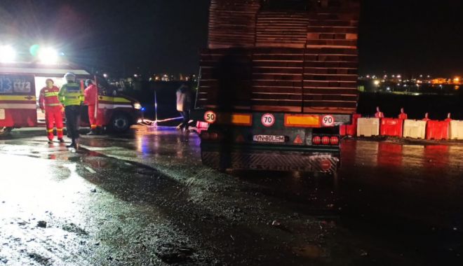 Camion răsturnat la ieșire de pe autostrada A4. Șoferul a fost rănit - camionrasturnat3-1581407338.jpg