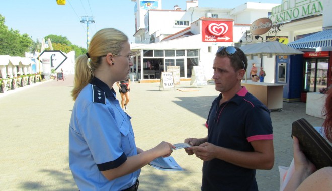 Polițiștii le vorbesc turiștilor despre referendumul de pe 29 iulie - campanieprevenirereferendum1-1342958450.jpg