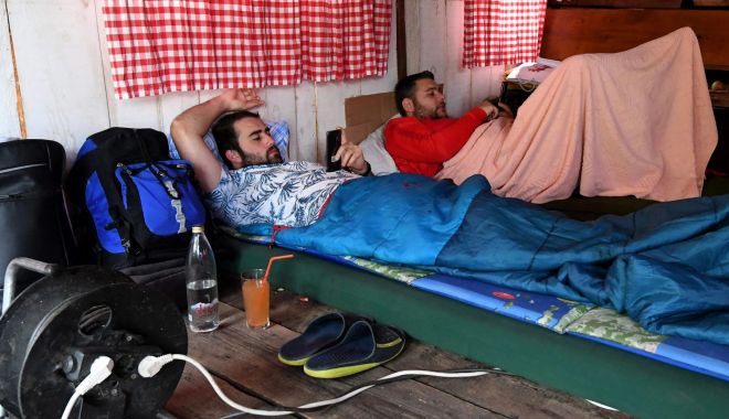 „Campionatul de lenevit” s-a încheiat. Câte zile au stat la orizontală cei doi câștigători