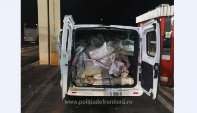 Un sârb a încercat să intre în România cu un microbuz încărcat până la refuz cu canabis - canabis-1570362004.jpg