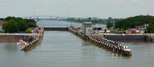 Trei nave au bătut la poarta Canalului Kiel până au spart-o - canal-1319985689.jpg