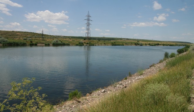Un hoț fugărit de polițiști s-a aruncat în Canalul Dunăre - Marea Neagră - canal-1336575857.jpg